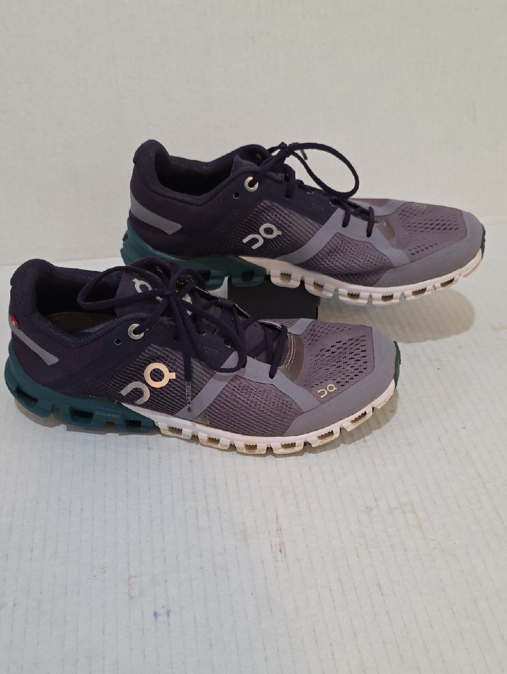 On CloudFlow 2.0 Running Women's Shoes in Purple and Teal Size 7